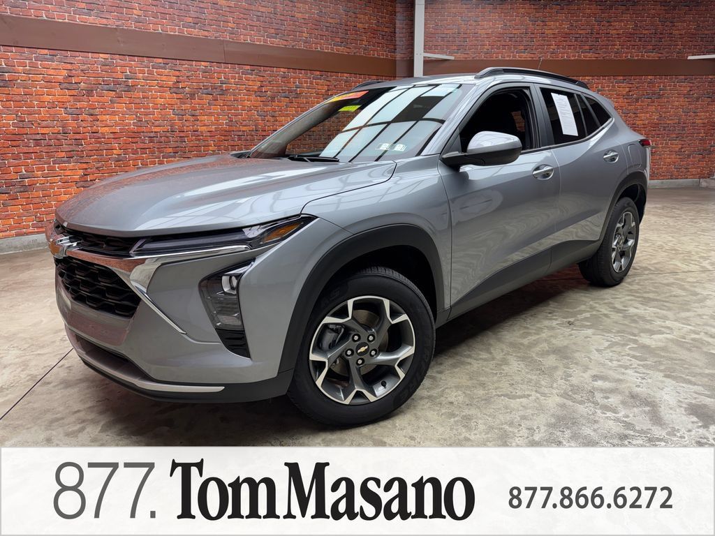 Used 2025 Chevrolet Trax LT w/ Driver Confidence Package FWD image 1
