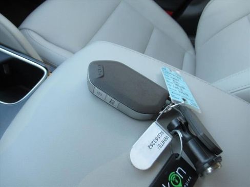 Used 2024 Kia Telluride S image 32