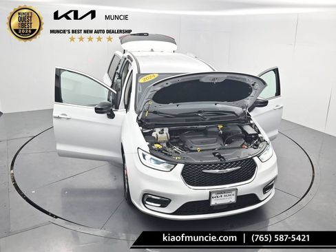 Used 2024 Chrysler Pacifica Touring-L FWD image 50