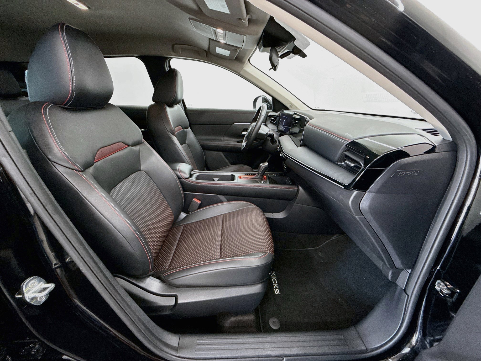 Used 2025 Nissan Kicks SR FWD image 30