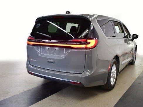 Used 2023 Chrysler Pacifica Touring-L FWD image 7