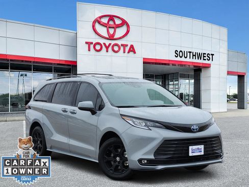 Used 2025 Toyota Sienna XLE Woodland Edition image 1