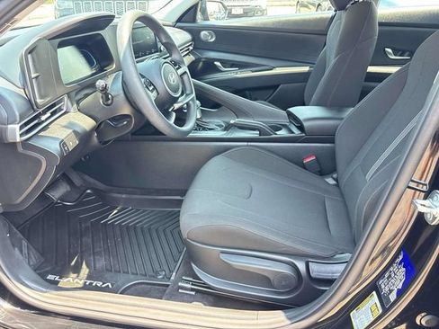 Used 2025 Hyundai Elantra SE FWD image 9