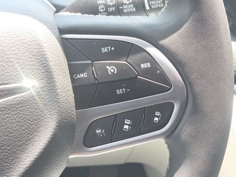 Used 2023 Chrysler Pacifica Touring-L FWD image 42