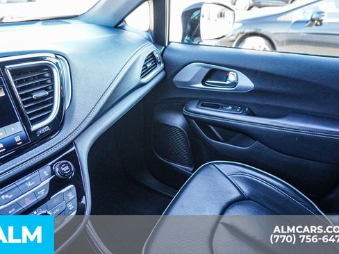 Used 2025 Chrysler Pacifica Limited image 27