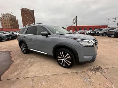 Certified 2023 Nissan Pathfinder Platinum FWD image 11