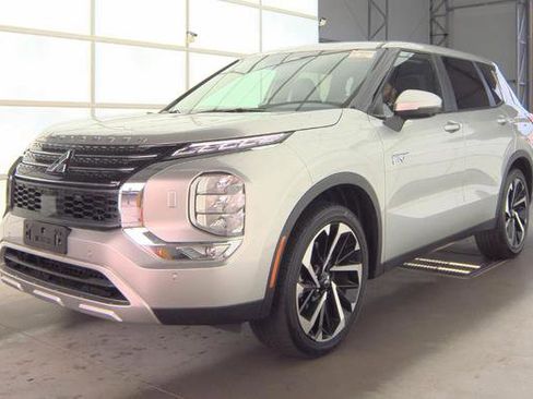 Used 2024 Mitsubishi Outlander SE image 16