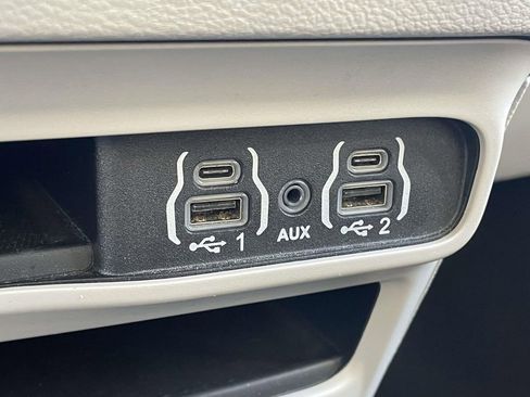 Used 2024 Chrysler Voyager LX image 20