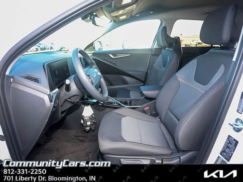 Certified 2025 Kia Niro LX image 9
