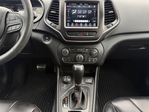 Used 2022 Jeep Cherokee Trailhawk image 11