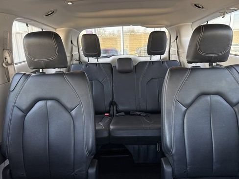 Used 2022 Chrysler Pacifica Touring-L w/ Uconnect Theater Family Group image 21
