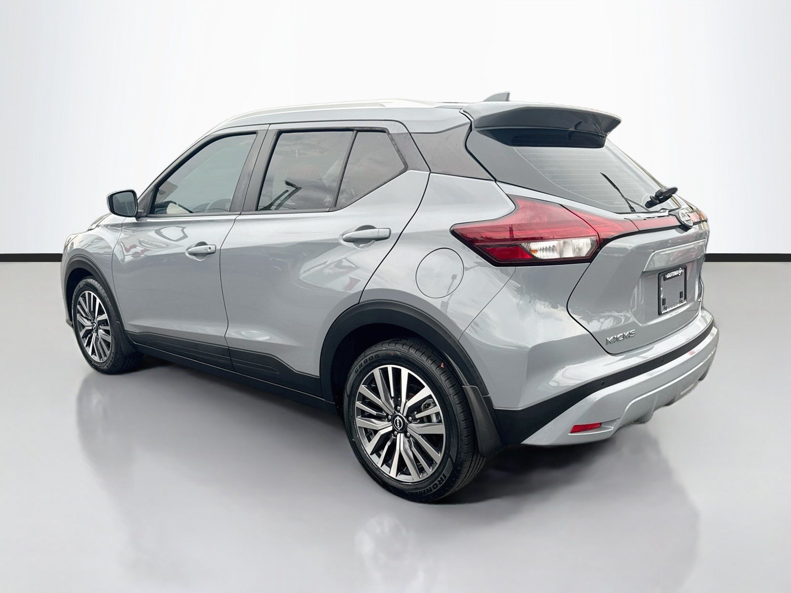 Used 2022 Nissan Kicks SV w/ Interior Electronics Package FWD image 5