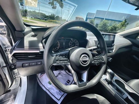 Used 2023 Nissan Altima 2.5 SV FWD image 10