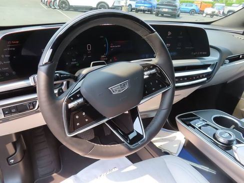 Used 2025 Cadillac Lyriq Luxury AWD/4WD image 14