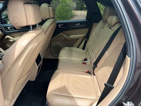 Used 2019 Porsche Cayenne image 28