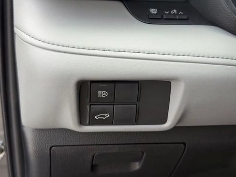Used 2022 Toyota Highlander LE AWD/4WD image 17