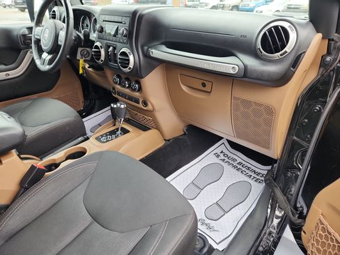 Used 2017 Jeep Wrangler Unlimited Sahara w/ Connectivity Group image 40