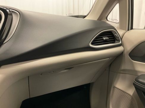 Used 2023 Chrysler Pacifica Touring-L image 29