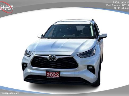 Used 2022 Toyota Highlander XLE AWD/4WD image 2