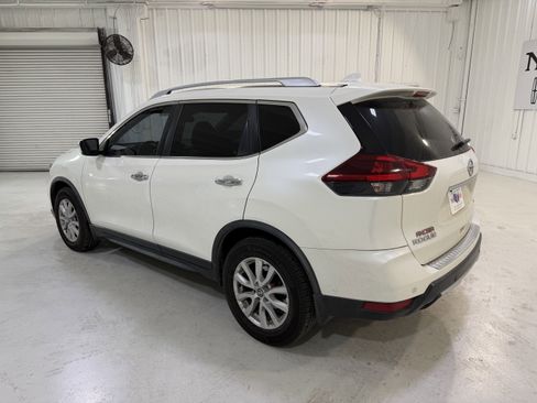 Used 2019 Nissan Rogue SV image 3