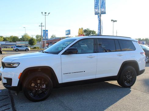 Used 2024 Jeep Grand Cherokee L Laredo image 2