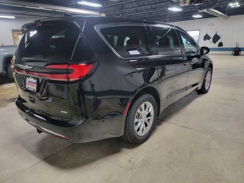 Used 2024 Chrysler Pacifica Touring-L image 4