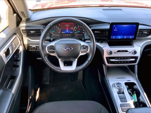 Used 2022 Ford Explorer XLT image 5