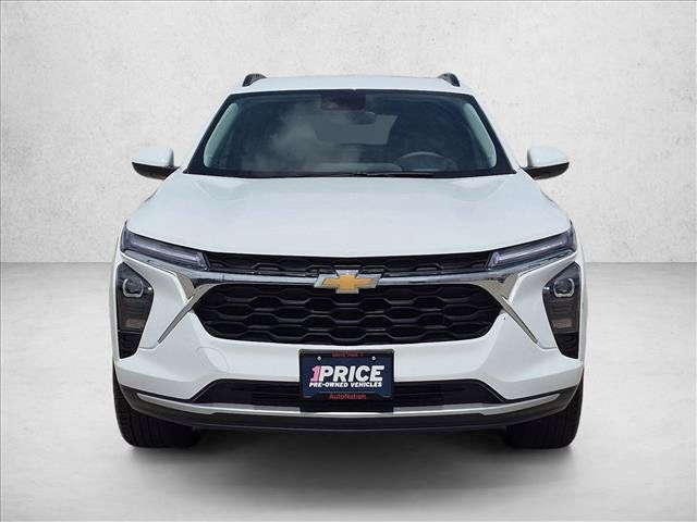 Used 2025 Chevrolet Trax LT FWD image 2
