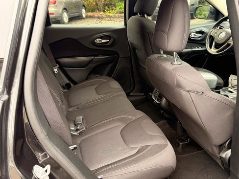 Used 2016 Jeep Cherokee Latitude w/ Comfort/Convenience Group FWD image 18
