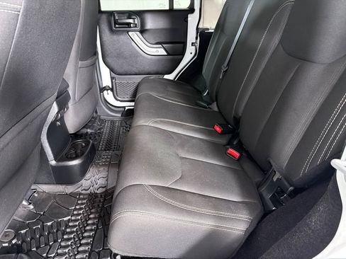 Used 2017 Jeep Wrangler Unlimited Sahara AWD/4WD image 17