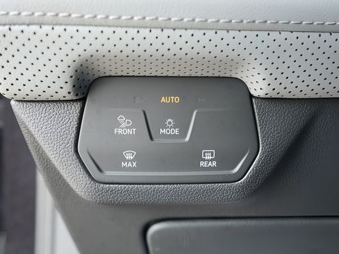 Used 2024 Volkswagen Atlas Peak Edition SE AWD/4WD image 27