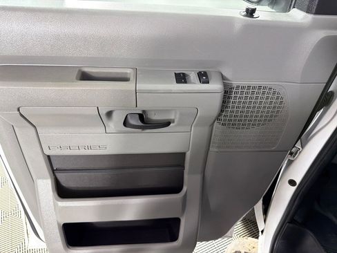 Used 2014 Ford E-250 and Econoline 250 w/ Power Group RWD image 9