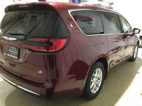 Used 2023 Chrysler Pacifica Touring-L FWD image 4