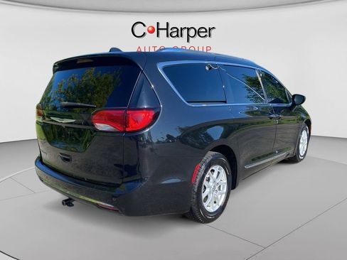 Used 2020 Chrysler Pacifica Touring-L FWD image 3