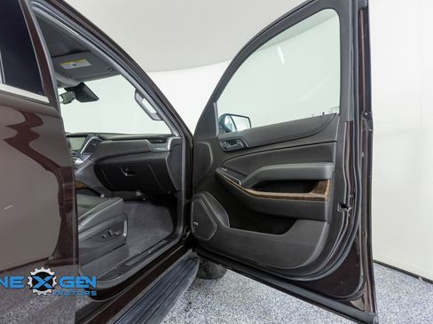 Used 2020 Chevrolet Suburban LT w/ Luxury Package AWD/4WD image 40