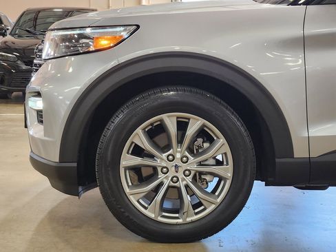 Used 2021 Ford Explorer XLT w/ Equipment Group 202A image 5