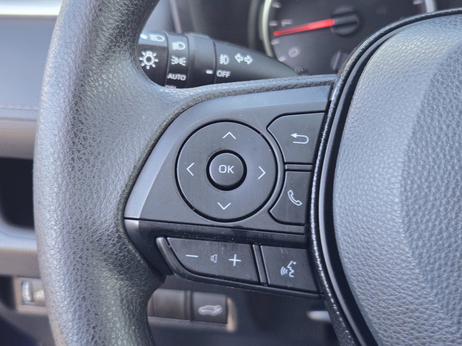 Used 2021 Toyota RAV4 XLE w/ Convenience Package FWD image 25
