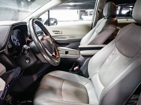 Used 2021 Toyota Sienna Limited image 19
