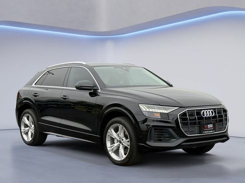 Used 2023 Audi Q8 Premium w/ Convenience Package AWD/4WD image 4