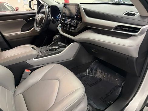 Used 2022 Toyota Highlander XLE AWD/4WD image 10