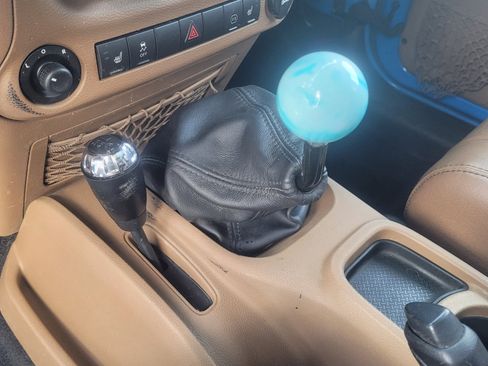 Used 2011 Jeep Wrangler Unlimited Rubicon w/ Dual Top Group image 17