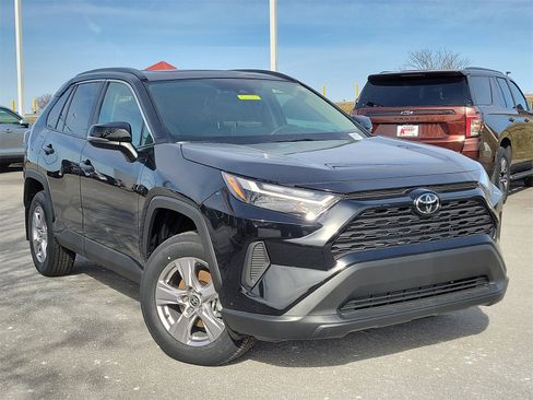 Used 2025 Toyota RAV4 XLE image 1