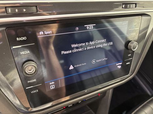 Used 2024 Volkswagen Tiguan SE image 36