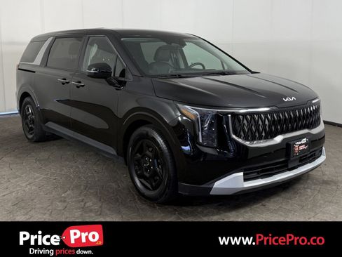 Used 2025 Kia Carnival FWD image 1