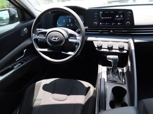 Used 2025 Hyundai Elantra SE FWD image 10