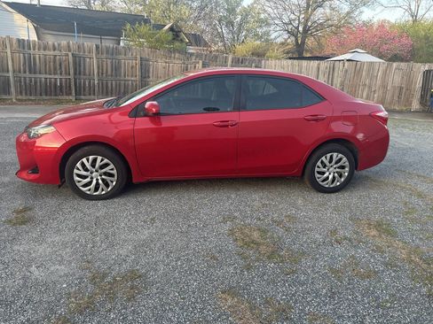 Used 2018 Toyota Corolla LE image 2