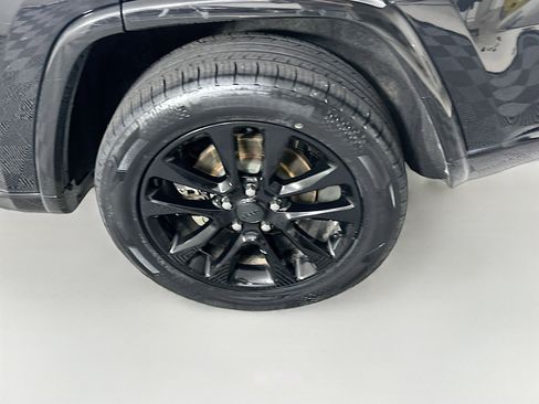 Used 2017 Jeep Grand Cherokee Altitude AWD/4WD image 11