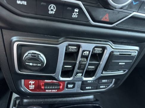 Used 2018 Jeep Wrangler Unlimited Rubicon w/ Dual Top Group AWD/4WD image 38