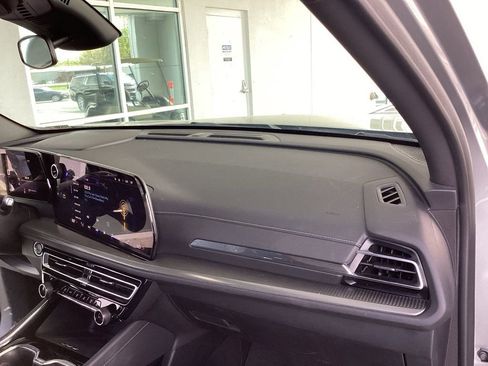 Used 2024 Chevrolet Traverse LT AWD/4WD image 17
