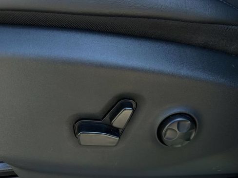 Used 2024 Chrysler Pacifica Touring-L FWD image 22